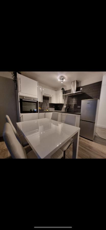 Modern 2 Bed Apartment & Free Parking Canterbury Kültér fotó